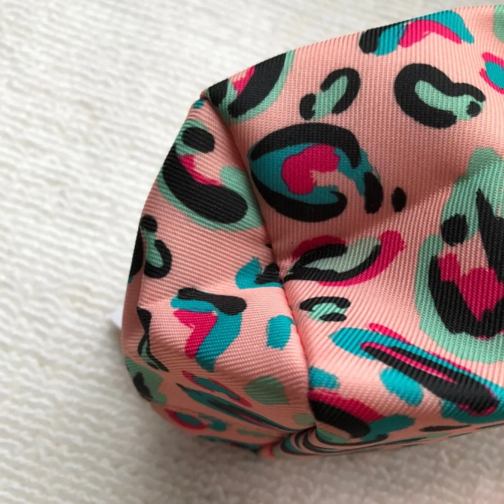 🎁Pick 5 for $25🎁 Clinique makeup bag - Picture 5 of 6